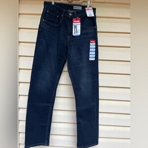 Wrangler dark blue straight leg jeans. Front/back pockets, zipper closure,30x32